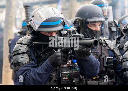 Die französische Polizei zielt mit einer 40-mm-Pistole auf LBD-Bälle, einer Art weniger tödlicher Waffe, die Gummibälle abfeuern soll, die gegen Aufruhr eingesetzt werden sollen Stockfoto