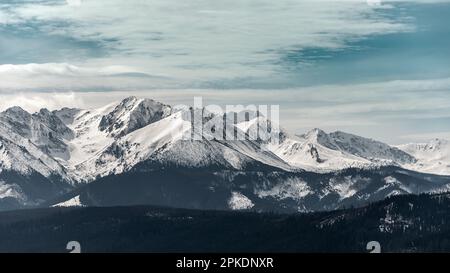 Wunderschöne, schneebedeckte Westtatra. Blick vom Lapszanka-Pass. Blauer Himmel. Tatra-Gebirge, Polen Stockfoto