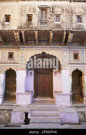 Das alte Haveli in Shekhawat. Marwari-Händler bauten große Zufluchtsorte in der Region Shekhawati aus dem 17. Bis 19. Jahrhundert, die reich mit Farbe dekoriert waren Stockfoto