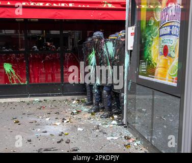 Paris, Frankreich. 07. April 2023. 11. Tag der Mobilisierung in Frankreich, Demonstrationen und Aufstände gegen die Rentenreform der Regierung Macron Editorial Use Only Credit: Independent Photo Agency/Alamy Live News Stockfoto