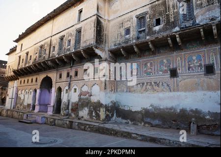 Das alte Haveli in Shekhawat. Marwari-Händler bauten große Zufluchtsorte in der Region Shekhawati aus dem 17. Bis 19. Jahrhundert, die reich mit Farbe dekoriert waren Stockfoto