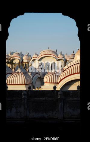 Gher Ka Mandir, Blick von einem Terrassenfenster auf das Kamal Morarka Haveli Museum in Shekhawati, Nawalgarh, Rajasthan, Indien Stockfoto