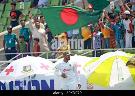 Die Sepktatoren schwingen Fahnen, als Bangladesch Irland eine siebenfache Niederlage überreichte, während die Heimatseite vor dem Ende der Secon ein Ziel mit 138 Runs verfolgte Stockfoto