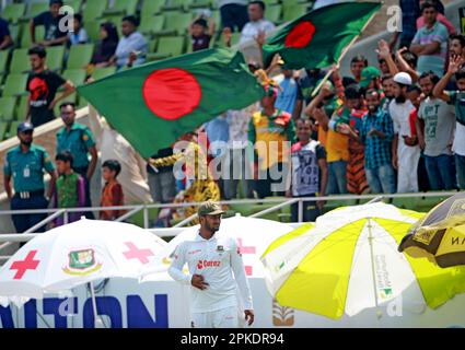 Die Sepktatoren schwingen Fahnen, als Bangladesch Irland eine siebenfache Niederlage überreichte, während die Heimatseite vor dem Ende der Secon ein Ziel mit 138 Runs verfolgte Stockfoto