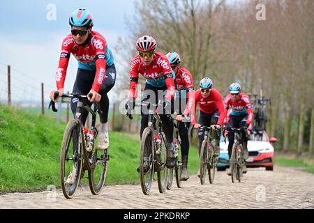 Roubaix, Frankreich. 07. April 2023. Lotto-Dstny Riders in Aktion während der Aufklärung der Rennstrecke vor dem diesjährigen Radrennen Paris-Roubaix, Freitag, den 07. April 2023, um Roubaix, Frankreich. Die Radrennen Paris-Roubaix finden an diesem Wochenende statt, wobei die Frauen am Samstag und die Männer am Sonntag reiten. BELGA PHOTO DIRK WAEM Credit: Belga News Agency/Alamy Live News Stockfoto