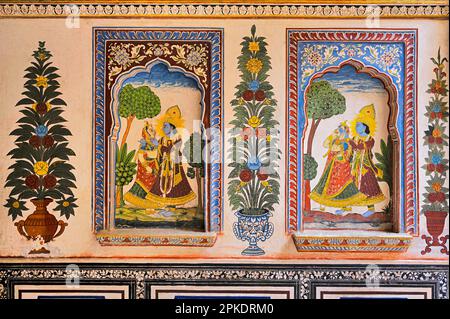 Farbenfrohe Gemälde von Lord Krishna mit Radha an der Innenwand des Dr. Ramnath Podar Haveli Museums, einem Kulturerbe-Museum, das Rajasthan beherbergt Stockfoto