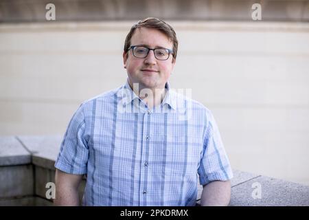 UUP Ratsmitglied Nicholas Trimble von Lisburn & Castlereagh City Council, Sohn von David Trimble, ehemaliger erster Minister von Nordirland, im Civic Centre Lagan Valley Island, Lisburn, vor dem 25. Jahrestag des Karfreitagsabkommens. Stockfoto