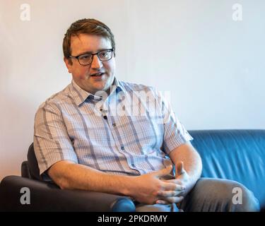 UUP Ratsmitglied Nicholas Trimble von Lisburn & Castlereagh City Council, Sohn von David Trimble, ehemaliger erster Minister von Nordirland, im Civic Centre Lagan Valley Island, Lisburn, vor dem 25. Jahrestag des Karfreitagsabkommens. Stockfoto