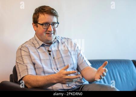 UUP Ratsmitglied Nicholas Trimble von Lisburn & Castlereagh City Council, Sohn von David Trimble, ehemaliger erster Minister von Nordirland, im Civic Centre Lagan Valley Island, Lisburn, vor dem 25. Jahrestag des Karfreitagsabkommens. Stockfoto