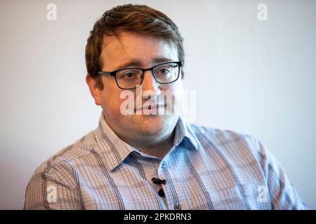 UUP Ratsmitglied Nicholas Trimble von Lisburn & Castlereagh City Council, Sohn von David Trimble, ehemaliger erster Minister von Nordirland, im Civic Centre Lagan Valley Island, Lisburn, vor dem 25. Jahrestag des Karfreitagsabkommens. Stockfoto