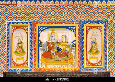 Farbenfrohe Gemälde von Lord Krishna mit Radha an der Innenwand des Dr. Ramnath Podar Haveli Museums, einem Kulturerbe-Museum, das Rajasthan beherbergt Stockfoto