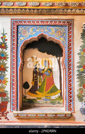 Farbenfrohe Gemälde von Lord Krishna mit Radha an der Innenwand des Dr. Ramnath Podar Haveli Museums, einem Kulturerbe-Museum, das Rajasthan beherbergt Stockfoto