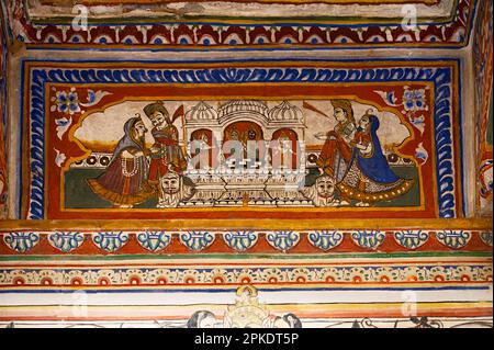 Farbenfrohe mythologische Malerei an der Innenwand des Dr. Ramnath Podar Haveli Museums, eines Museums zum Kulturerbe, das Rajasthani-Lebensstil beherbergt, Stockfoto