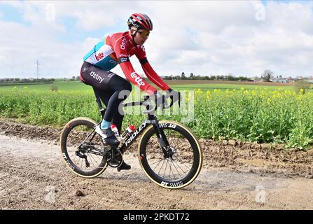 Roubaix, Frankreich. 07. April 2023. Der belgische Florian Vermeersch von Lotto-Dstny wurde während der Aufklärung der Rennstrecke vor dem diesjährigen Radrennen Paris-Roubaix am Freitag, den 07. April 2023, um Roubaix, Frankreich, in Aktion gezeigt. Die Radrennen Paris-Roubaix finden an diesem Wochenende statt, wobei die Frauen am Samstag und die Männer am Sonntag reiten. BELGA PHOTO DIRK WAEM Credit: Belga News Agency/Alamy Live News Stockfoto