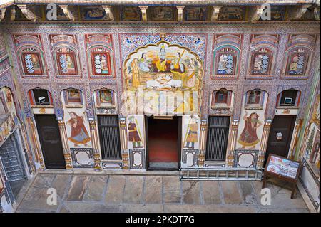 Dr. Ramnath Podar Haveli Museum, ein kulturelles Museum, das Rajasthani Wohnstil, Miniaturgemälde, Textilien, Schmuck und andere beherbergt Stockfoto