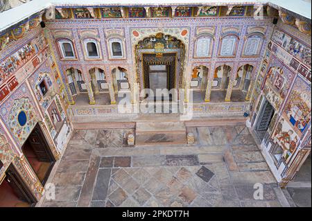 Dr. Ramnath Podar Haveli Museum, ein kulturelles Museum, das Rajasthani Wohnstil, Miniaturgemälde, Textilien, Schmuck und andere beherbergt Stockfoto