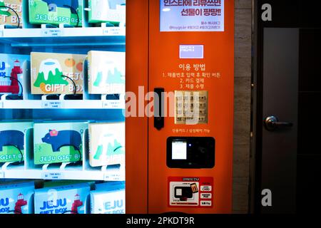 Automatenverkauf Souvenirs Geschenke Spielzeugkiste für koreaner und ausländische Reisende besuchen und wählen Sie im Resort Hotel bei Jeju isl kaufen Stockfoto