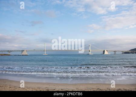 Gwangandaegyo Hängebrücke oder Diamond Brücke und Landschaftsmeer für koreaner Reisende besuchen Gwangalli und Gwangan Sandstrand Stockfoto