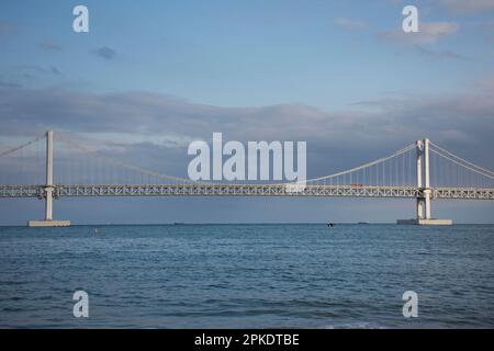 Gwangandaegyo Hängebrücke oder Diamond Brücke und Landschaftsmeer für koreaner Reisende besuchen Gwangalli und Gwangan Sandstrand Stockfoto