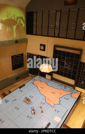 Die Lascaris war Rooms sind ein unterirdischer Komplex aus Tunneln und Kammern in Valletta, Malta, in dem sich das Hauptquartier der Alliierten im Krieg befand, von wo aus die Verteidigung der Insel während des Zweiten Weltkriegs durchgeführt wurde. Die Räume wurden später von der NATO genutzt und sind nun für die Öffentlichkeit als Museum zugänglich. Stockfoto