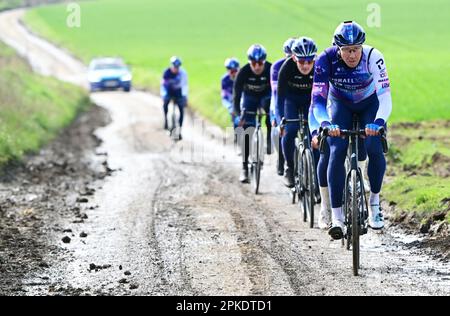 Roubaix, Frankreich. 07. April 2023. Belgischer Sep Vanmarcke von Israel-Premier Tech Israel-Premier Tech Riders in Aktion während der Aufklärung der Rennstrecke vor dem diesjährigen Radrennen Paris-Roubaix, Freitag, den 07. April 2023, um Roubaix, Frankreich. Die Radrennen Paris-Roubaix finden an diesem Wochenende statt, wobei die Frauen am Samstag und die Männer am Sonntag reiten. BELGA PHOTO DIRK WAEM Credit: Belga News Agency/Alamy Live News Stockfoto