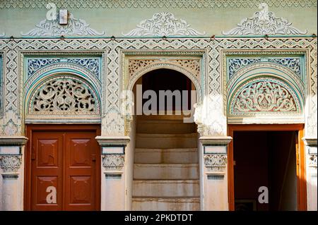 Innenansicht des Dr. Ramnath Podar Haveli Museums, ein kulturelles Museum, das Rajasthani Wohnstil, Miniaturgemälde, Textilien, Jewelle beherbergt Stockfoto