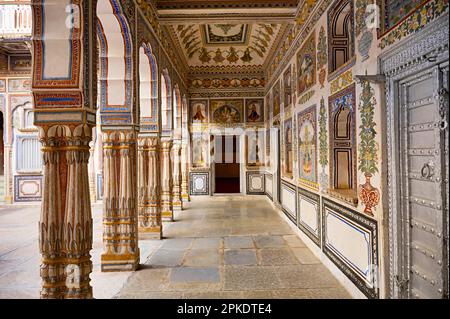 Innenansicht des Dr. Ramnath Podar Haveli Museums, ein kulturelles Museum, das Rajasthani Wohnstil, Miniaturgemälde, Textilien, Jewelle beherbergt Stockfoto