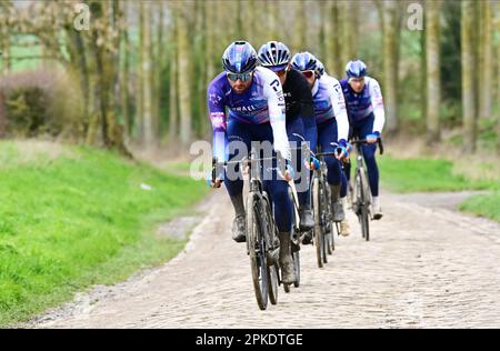 Roubaix, Frankreich. 07. April 2023. Israel-Premier Tech Riders wurden während der Aufklärung der Rennstrecke vor dem diesjährigen Radrennen Paris-Roubaix am Freitag, den 07. April 2023, um Roubaix, Frankreich, in Aktion gezeigt. Die Radrennen Paris-Roubaix finden an diesem Wochenende statt, wobei die Frauen am Samstag und die Männer am Sonntag reiten. BELGA PHOTO DIRK WAEM Credit: Belga News Agency/Alamy Live News Stockfoto