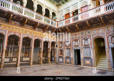 Innenansicht des Dr. Ramnath Podar Haveli Museums, ein kulturelles Museum, das Rajasthani Wohnstil, Miniaturgemälde, Textilien, Jewelle beherbergt Stockfoto