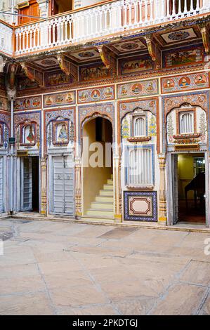 Innenansicht des Dr. Ramnath Podar Haveli Museums, ein kulturelles Museum, das Rajasthani Wohnstil, Miniaturgemälde, Textilien, Jewelle beherbergt Stockfoto