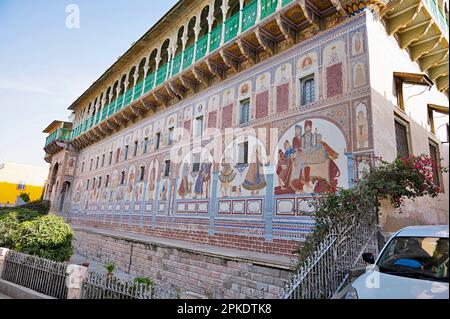 Farbenfrohe Gemälde an der Außenwand des Dr. Ramnath Podar Haveli Museums, einem Kulturerbe-Museum mit Rajasthani Wohnstil, Miniatur p Stockfoto