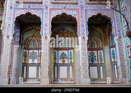 Farbenfrohe Gemälde an der Innenwand des Kamal Morarka Haveli Museums in Shekhawati. Marwari-Händler bauten große Zufluchtsorte in den Shekhawati-Inseln Stockfoto