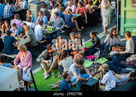 Paris, Frankreich, High Angle, große Menschenmenge Junge Erwachsene trinken, Getränke auf der seine teilen, Feierlichkeiten zum Nationalfeiertag am 14. Juli, Stockfoto