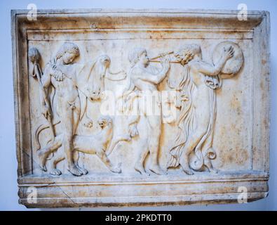 London, Großbritannien, British Museum Collection, römische antike Skulpturen, Marmorrelief eines Maenad und zwei Satyrs in einer Dionysiakprozession, (Rom)(1. c) Stockfoto