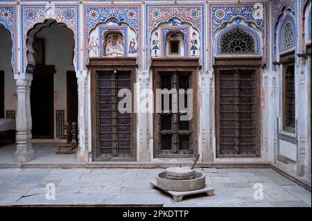 Kamal Morarka Haveli Museum in Shekhawati. Marwari-Händler bauten große Havelis in der Region Shekhawati, die aus dem 17. Bis 19. Jahrhundert stammen Stockfoto