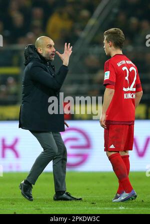 Trainer Pep Josep Guardiola FC Bayern MŸnchen München redet auf Joshua Kimmich FC Bayern MŸnchen ein Borussia Dortmund BVB - FC Bayern MŸnchen 0:0 Fussball 1 . Bundesliga Saison 2015 / 2016 © diebilderwelt / Alamy Stock Stockfoto