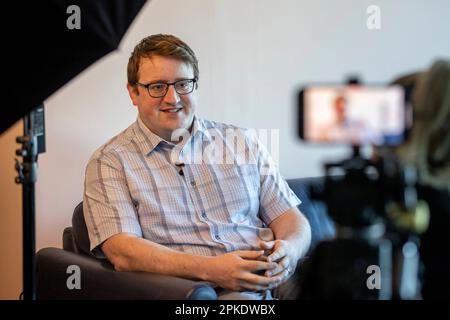 UUP Ratsmitglied Nicholas Trimble von Lisburn & Castlereagh City Council, Sohn von David Trimble, ehemaliger erster Minister von Nordirland, im Civic Centre Lagan Valley Island, Lisburn, vor dem 25. Jahrestag des Karfreitagsabkommens. Stockfoto