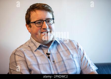 UUP Ratsmitglied Nicholas Trimble von Lisburn & Castlereagh City Council, Sohn von David Trimble, ehemaliger erster Minister von Nordirland, im Civic Centre Lagan Valley Island, Lisburn, vor dem 25. Jahrestag des Karfreitagsabkommens. Stockfoto