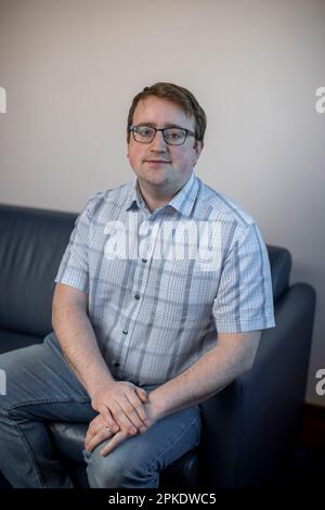 UUP Ratsmitglied Nicholas Trimble von Lisburn & Castlereagh City Council, Sohn von David Trimble, ehemaliger erster Minister von Nordirland, im Civic Centre Lagan Valley Island, Lisburn, vor dem 25. Jahrestag des Karfreitagsabkommens. Stockfoto