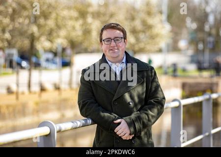 UUP Ratsmitglied Nicholas Trimble von Lisburn & Castlereagh City Council, Sohn von David Trimble, ehemaliger erster Minister von Nordirland, im Civic Centre Lagan Valley Island, Lisburn, vor dem 25. Jahrestag des Karfreitagsabkommens. Stockfoto
