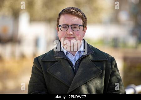 UUP Ratsmitglied Nicholas Trimble von Lisburn & Castlereagh City Council, Sohn von David Trimble, ehemaliger erster Minister von Nordirland, im Civic Centre Lagan Valley Island, Lisburn, vor dem 25. Jahrestag des Karfreitagsabkommens. Stockfoto