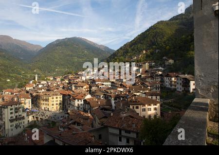 Italien, Lombardei, Brescia, Valsabbia. Bagolino von Bagolino aus gesehen Stockfoto