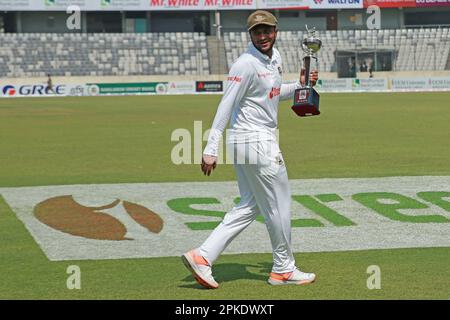 Tigerhauptmann Shakib Al Hasan entlang der Trophäe, als Bangladesch Irland eine Sieben-Wicket-Niederlage überreichte, während die Heimat zuvor ein Ziel mit 138 Runs verfolgte Stockfoto