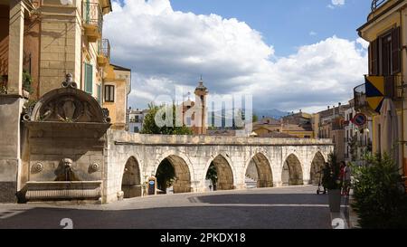 Sulmona, L'Aquila, Italien - 25. August 2022: Ein mittelalterliches Aquadukt (Acquedotto Medievale) durchquert das Stadtzentrum. Stockfoto