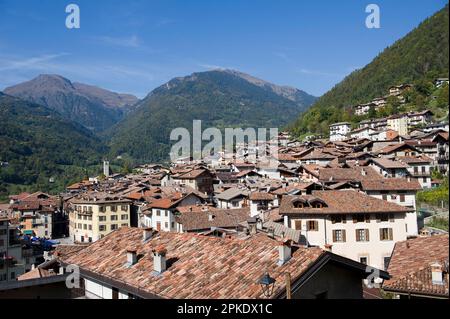 Italien, Lombardei, Brescia, Valsabbia. Bagolino von Bagolino aus gesehen Stockfoto