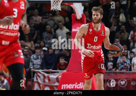 Belgrad, Serbien, 6. April 2023. Thomas Walkup von Olympiacos Piraeus in Aktion während des EuroLeague-Spiels der Turkish Airlines 2022/2023 zwischen Crvena Zvezda mts Belgrad und Olympiacos Piraeus in der Halle Aleksandar Nikolic in Belgrad, Serbien. 6. April 2023. Kredit: Nikola Krstic/Alamy Stockfoto