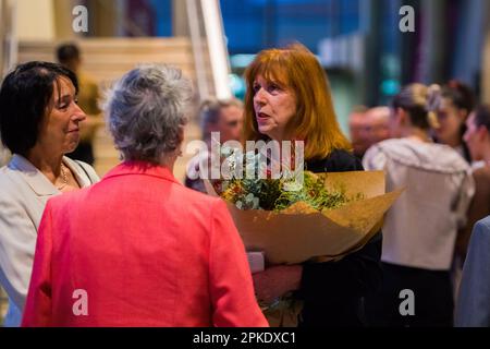 Vizekanzlerin der Monash University Prof. Margaret Gardner (C) mit einem Blumenstrauß während der Monash Low FODMAP Kochbucheinführung. Die Veranstaltung zur Veröffentlichung des Buches wird von Monash Publishing und Monash University, Abteilung für Gastroenterologie, FODMAP-Team organisiert. Das Cookbook enthält Rezepte mit niedrigem FODMAP und wissenschaftliche Daten und wurde für Menschen mit Reizdarmsyndrom (RDS) entwickelt. An der Einführung des Buches nahmen die Vizekanzlerin Margaret Gardner, Vorsitzende des Monash Publishing Marilyn Louise Warner AC KC, und Prof. Peter Gibson Teil. Stockfoto