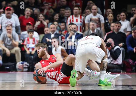 Belgrad, Serbien, 6. April 2023. Thomas Walkup von Olympiacos Piraeus tritt während des EuroLeague-Spiels der Turkish Airlines 2022/2023 zwischen Crvena Zvezda mts Belgrad und Olympiacos Piraeus in der Halle Aleksandar Nikolic in Belgrad, Serbien, um den Ball an. 6. April 2023. Kredit: Nikola Krstic/Alamy Stockfoto