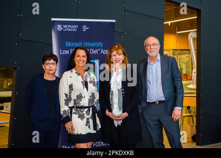 L-R Associate Prof. Jane Muir, Hauptrednerin Dr. Joanna McMillan Monash University Vizekanzlerin Prof. Margaret Gardner und Prof. Peter Gibson posieren für ein Foto bei der Monash University Low FODMAP Kochbucheinführung. Die Veranstaltung zur Veröffentlichung des Buches wird von Monash Publishing und Monash University, Abteilung für Gastroenterologie, FODMAP-Team organisiert. Das Cookbook enthält Rezepte mit niedrigem FODMAP und wissenschaftliche Daten und wurde für Menschen mit Reizdarmsyndrom (RDS) entwickelt. An der Veröffentlichung des Buches nahm die Vizekanzlerin der Monash University, Margaret Gardner, Vorsitzende des Monash Publishing, Marilyn Louise Warner AC KC und P Teil Stockfoto