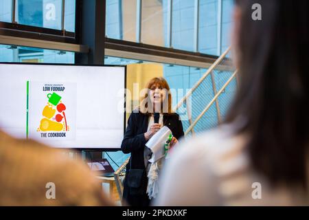 Vizekanzlerin der Monash University, Prof. Margaret Gardner, hält eine Rede auf der Monash Low FODMAP-Kochbucheinführung. Die Veranstaltung zur Veröffentlichung des Buches wird von Monash Publishing und Monash University, Abteilung für Gastroenterologie, FODMAP-Team organisiert. Das Cookbook enthält Rezepte mit niedrigem FODMAP und wissenschaftliche Daten und wurde für Menschen mit Reizdarmsyndrom (RDS) entwickelt. An der Einführung des Buches nahmen die Vizekanzlerin Margaret Gardner, Vorsitzende des Monash Publishing Marilyn Louise Warner AC KC, und Prof. Peter Gibson Teil. (Foto: Alexander Bogatyrev/SOPA Images/Sipa USA) Stockfoto